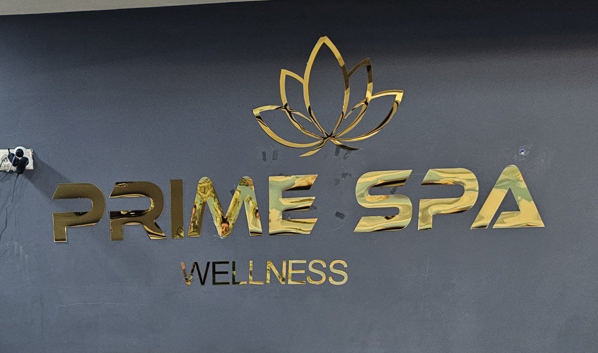 Prime Spa Wellness altın lotus logolu duvar